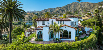 Exterior view of the property – palm trees and hills