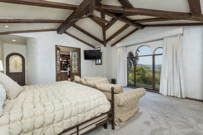 330 Kempton Rd Glendale CA - living room